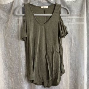 Short sleeve with open shoulders